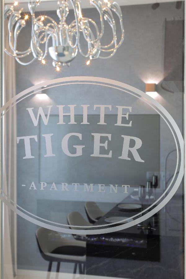 White Tiger In Smart Plaza * Kijów